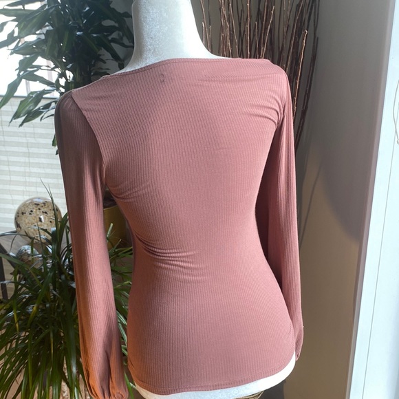 Hollister Caramel Brown Low Cut Ribbed Stretch Long Sleeve Medium Shirt - Picture 2 of 5